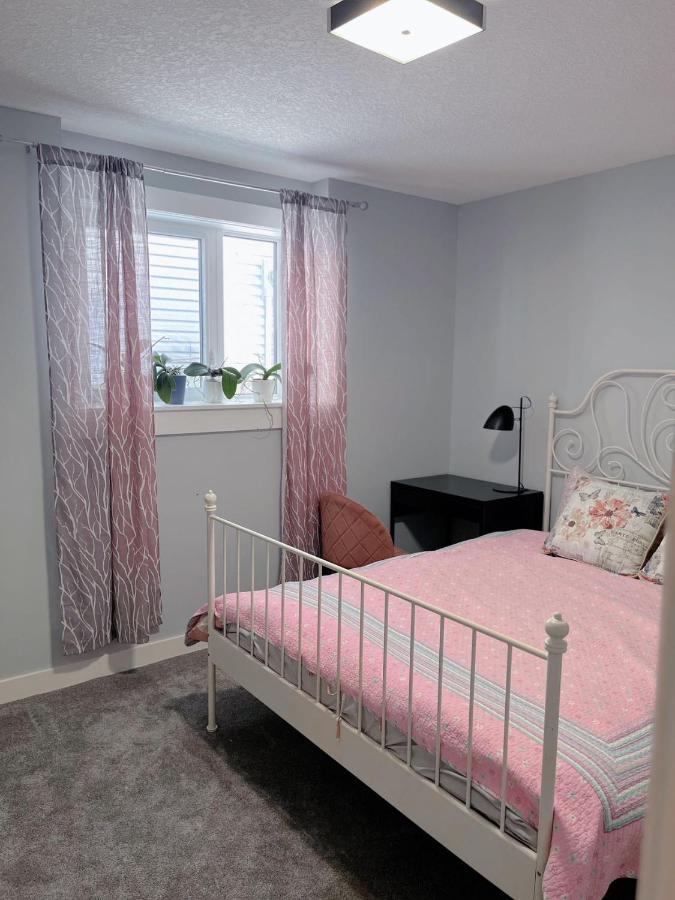 Elegant Garden Suite&2Mins Bus Station Close Lrt& Free Parking YYC 외부 사진
