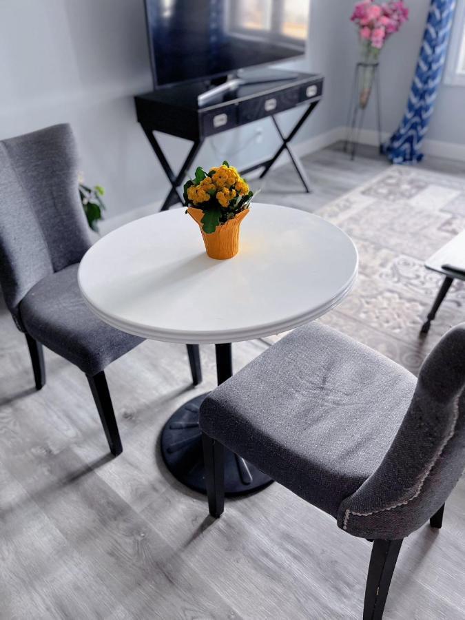 Elegant Garden Suite&2Mins Bus Station Close Lrt& Free Parking YYC 외부 사진