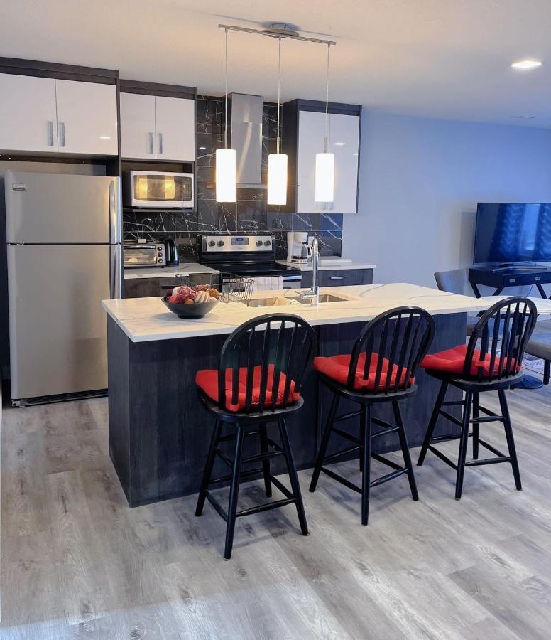 Elegant Garden Suite&2Mins Bus Station Close Lrt& Free Parking YYC 외부 사진