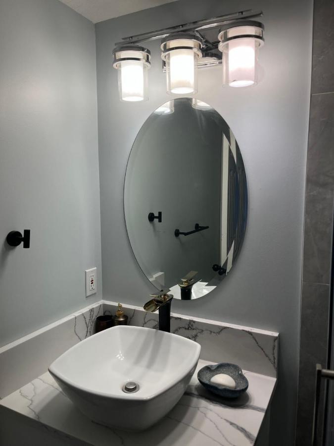 Elegant Garden Suite&2Mins Bus Station Close Lrt& Free Parking YYC 외부 사진