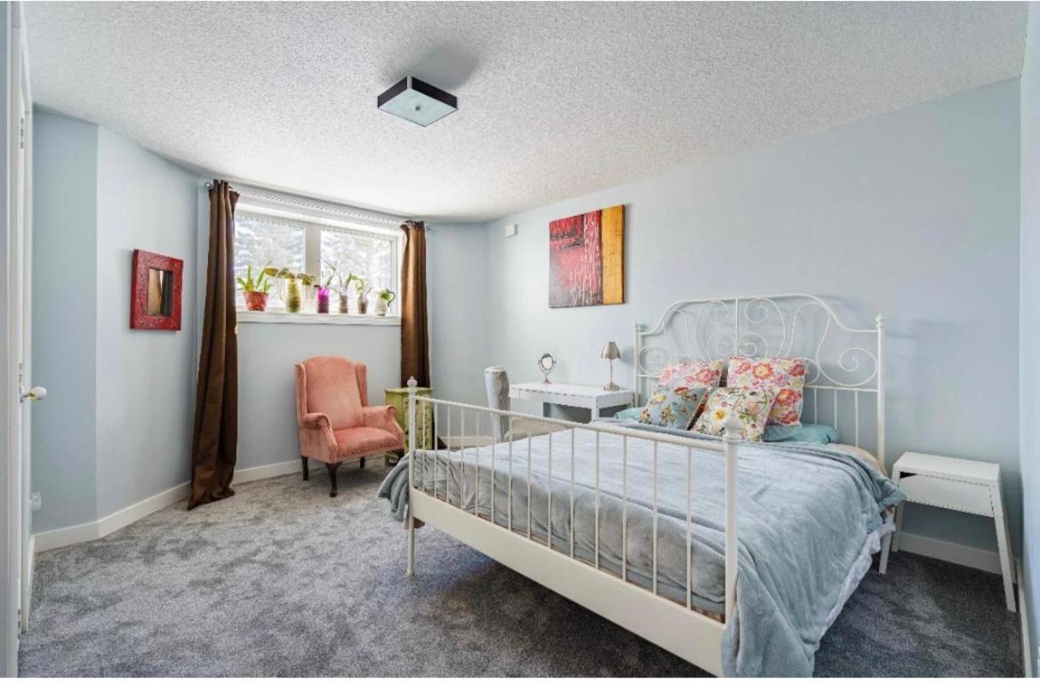 Elegant Garden Suite&2Mins Bus Station Close Lrt& Free Parking YYC 외부 사진