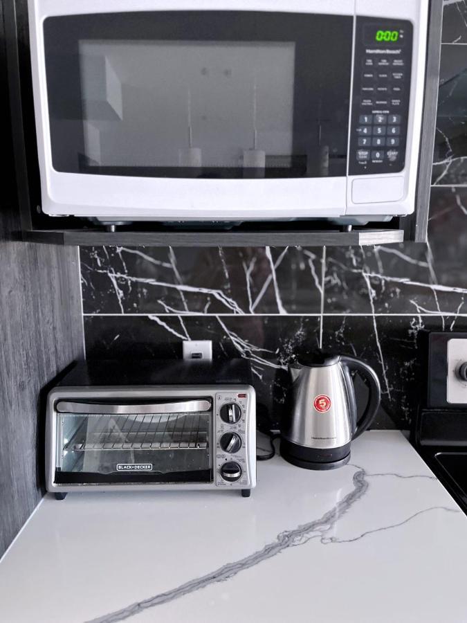 Elegant Garden Suite&2Mins Bus Station Close Lrt& Free Parking YYC 외부 사진