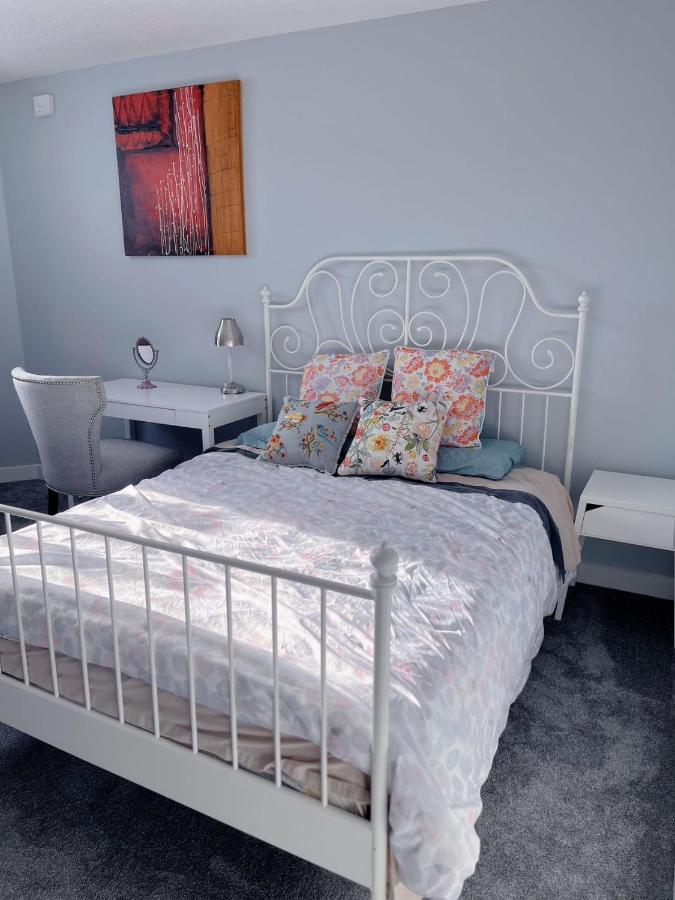 Elegant Garden Suite&2Mins Bus Station Close Lrt& Free Parking YYC 외부 사진