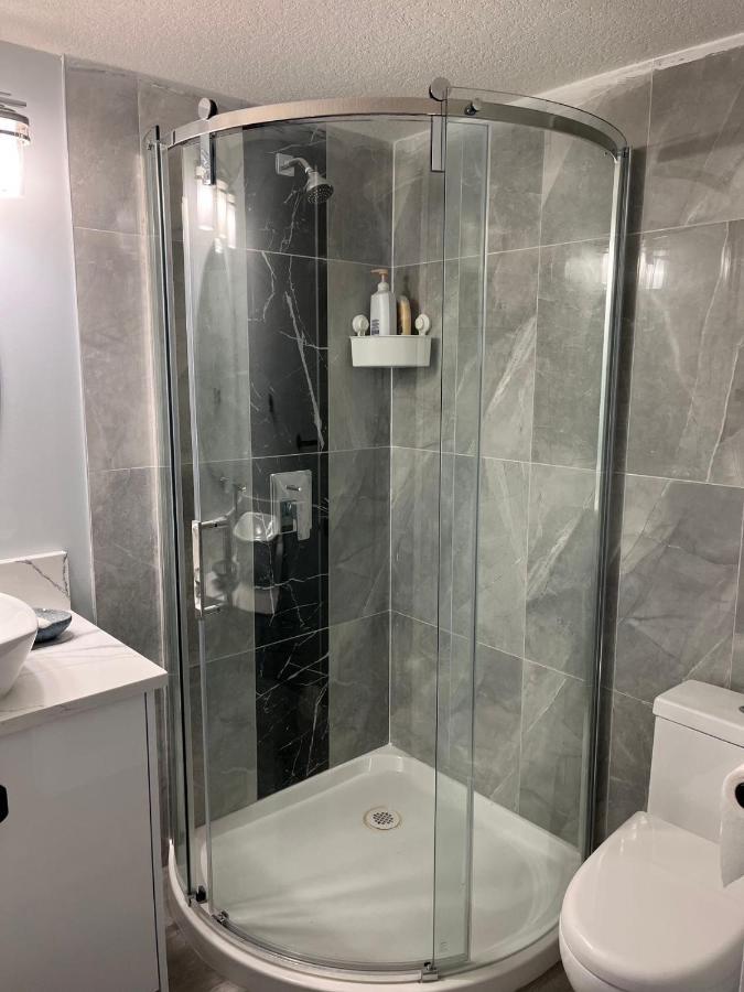 Elegant Garden Suite&2Mins Bus Station Close Lrt& Free Parking YYC 외부 사진