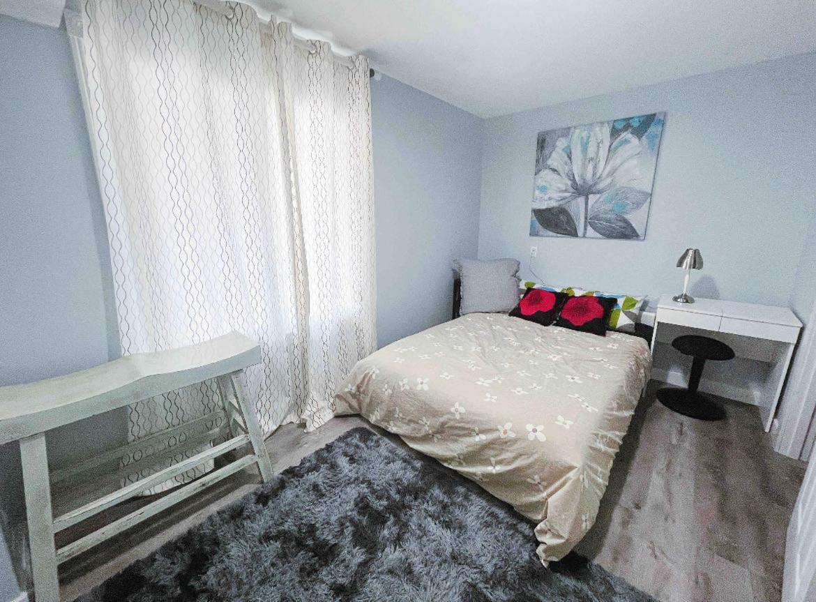 Elegant Garden Suite&2Mins Bus Station Close Lrt& Free Parking YYC 객실 사진